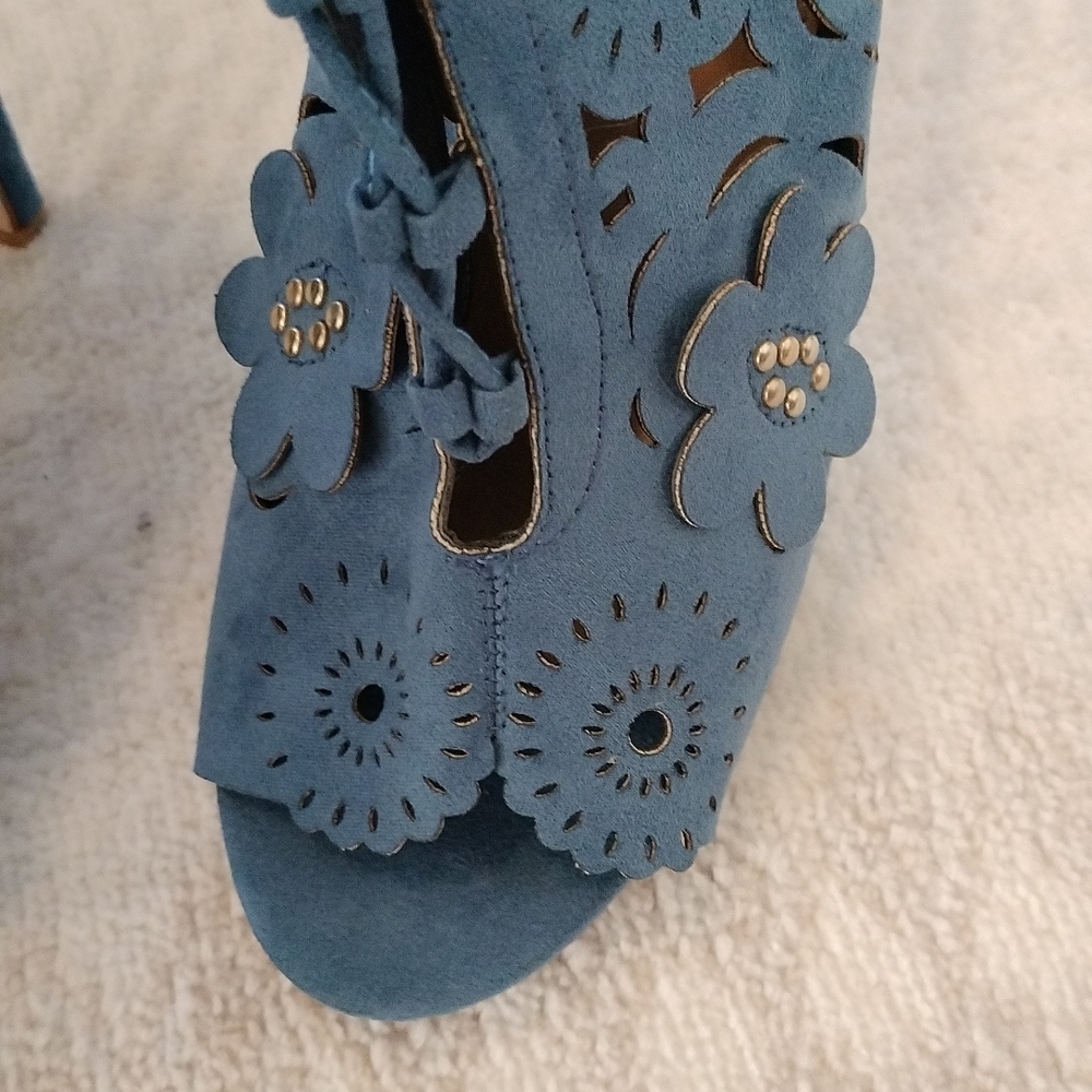 JUSTFAB HEEL SHOES, BLUE COLOR, FLORAL DESIGN, FRONT LACES. - Picture 9 of 12
